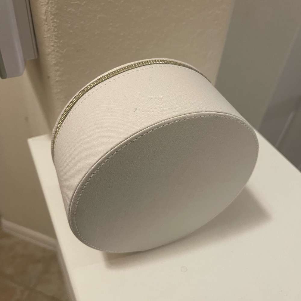 Dior Beauty Travel Case - Picture 5 of 8